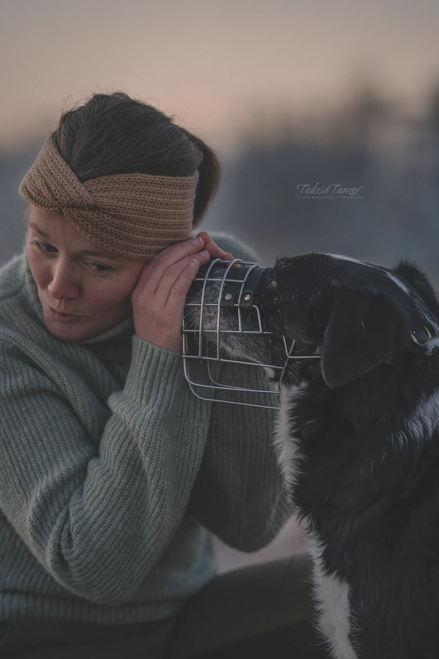 Carlo der gerade Sarah, die Hündeflüsterin, ein Geheimnis verrät